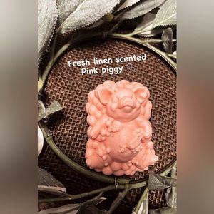 Fresh Linen Scented Pink Piggy Soap 🫧